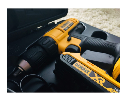 Дрель-шуруповерт DEWALT 2.0 Ач DCD771D2