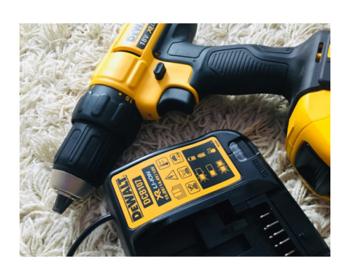 Дрель-шуруповерт DEWALT 2.0 Ач DCD771D2