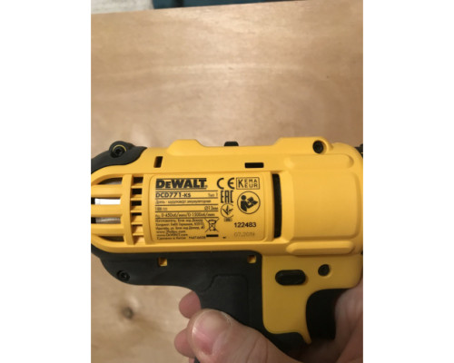 Дрель-шуруповерт DEWALT 2.0 Ач DCD771D2