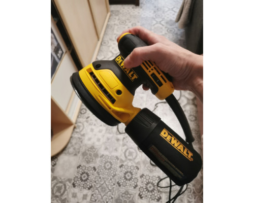 Эксцентриковая шлифмашина DEWALT DWE6423 Эксцентриковая шлифмашина DEWALT DWE6423