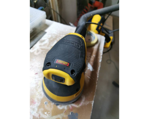 Эксцентриковая шлифмашина DEWALT DWE6423 Эксцентриковая шлифмашина DEWALT DWE6423