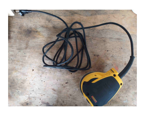 Эксцентриковая шлифмашина DEWALT DWE6423 Эксцентриковая шлифмашина DEWALT DWE6423