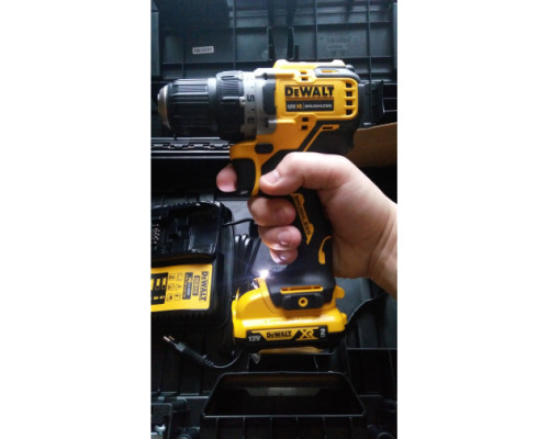 Компактная дрель-шуруповерт DEWALT 12 В XR DCD701D2-QW
