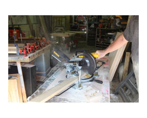 Торцовочная пила DEWALT DW714 Торцовочная пила DEWALT DW714