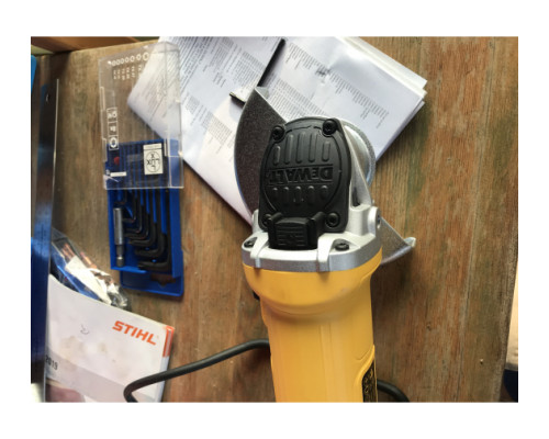 Угловая шлифмашина DEWALT DWE 4151 Угловая шлифмашина DEWALT DWE 4151