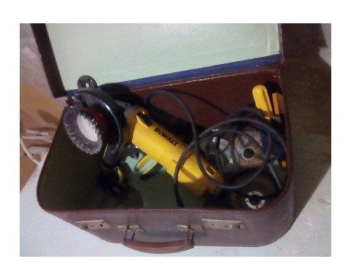 Угловая шлифмашина DEWALT DWE 4205 Угловая шлифмашина DEWALT DWE 4205