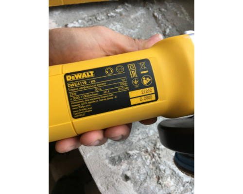 Угловая шлифмашина DEWALT DWE4119