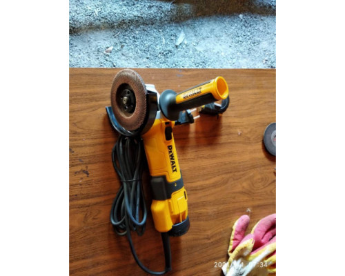 Угловая шлифмашина DEWALT DWE4257 Угловая шлифмашина DEWALT DWE4257