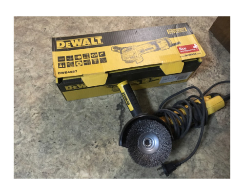 Угловая шлифмашина DEWALT DWE4257 Угловая шлифмашина DEWALT DWE4257