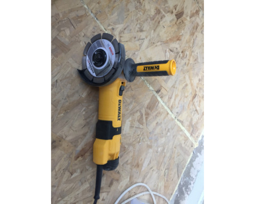 Угловая шлифмашина DEWALT DWE4257 Угловая шлифмашина DEWALT DWE4257