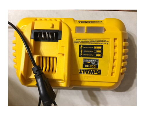 Универсальное зарядное устройство (18-54 В) DEWALT DCB118