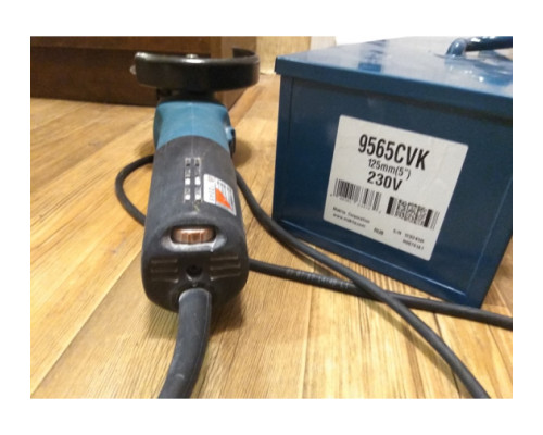 Угловая шлифовальная машина Makita 9565CVR