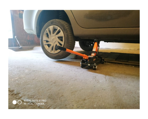 Подкатной домкрат Ombra OHT202C 2 т 135-330 мм в кейсе 55434